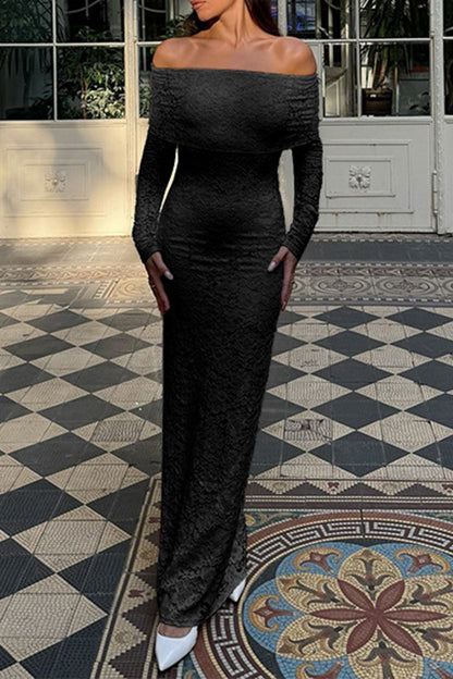 Elegante vestido de encaje con hombros descubiertos