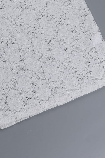 Elegante vestido de encaje con hombros descubiertos