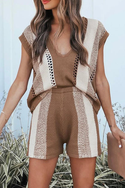 Conjunto de dos piezas informal de rayas con escote en V y manga corta en contraste