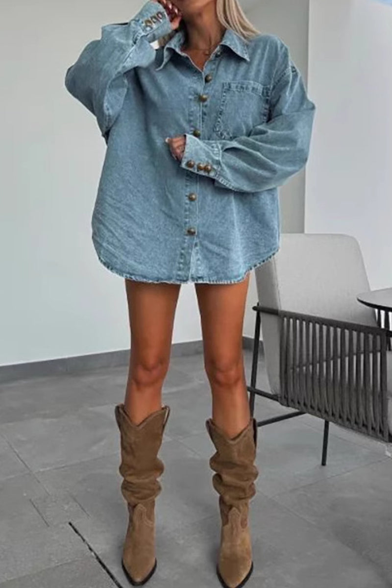 Conjunto de dos piezas con botones, cuello vuelto irregular, manga larga