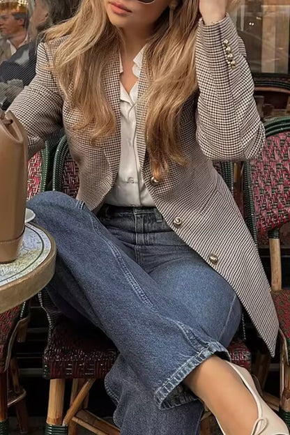 Prendas de abrigo informales con cuello vuelto, botones y patchwork en contraste a cuadros