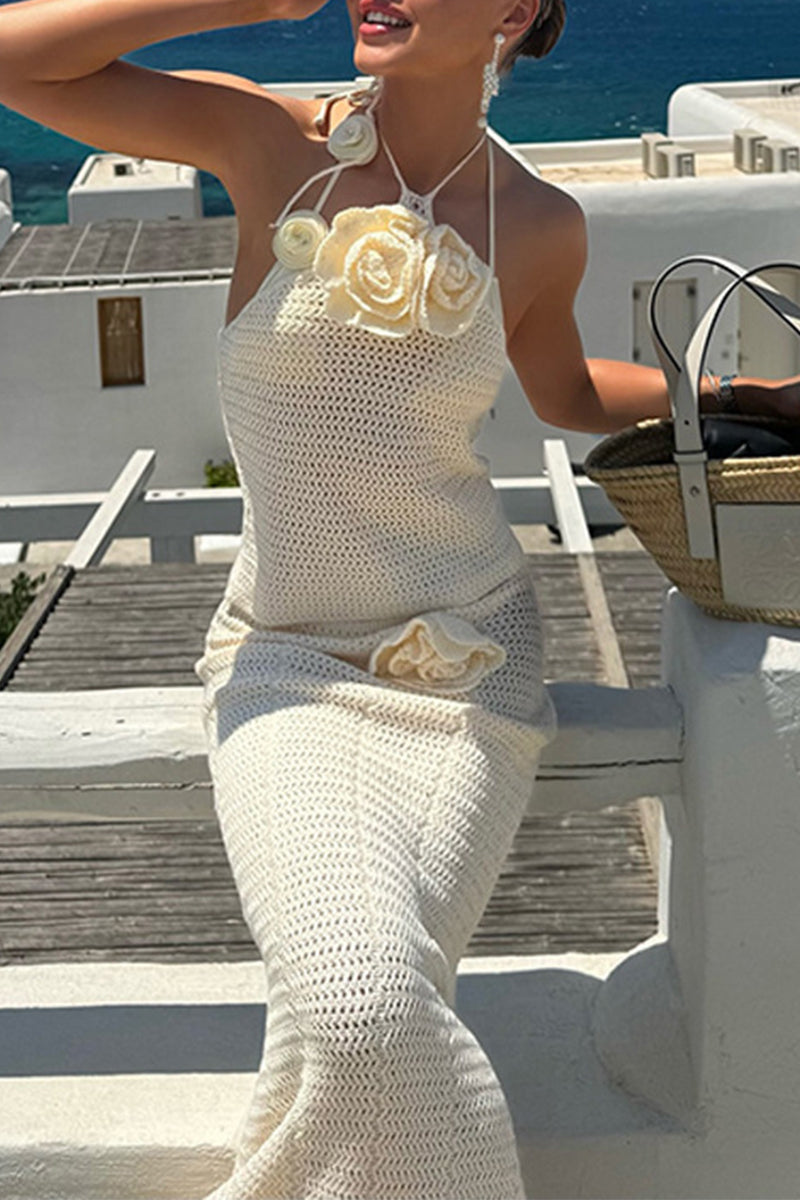 Traje de baño de dos piezas con cuello halter, sin mangas y con encaje en forma de flor.