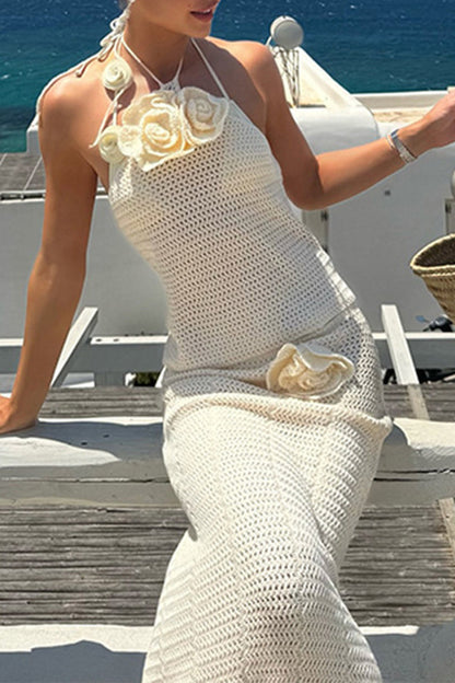 Traje de baño de dos piezas con cuello halter, sin mangas y con encaje en forma de flor.