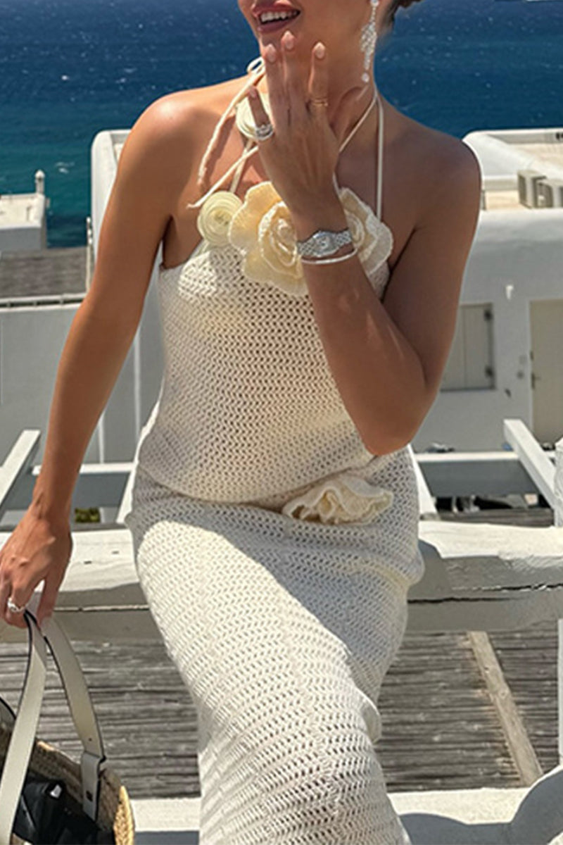 Traje de baño de dos piezas con cuello halter, sin mangas y con encaje en forma de flor.