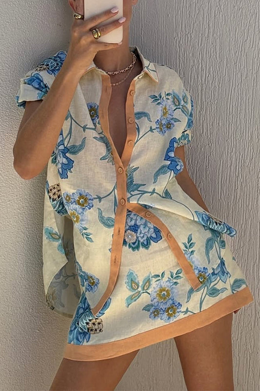 Conjunto de dos piezas con cuello vuelto, manga corta y botones con estampado floral de vacaciones
