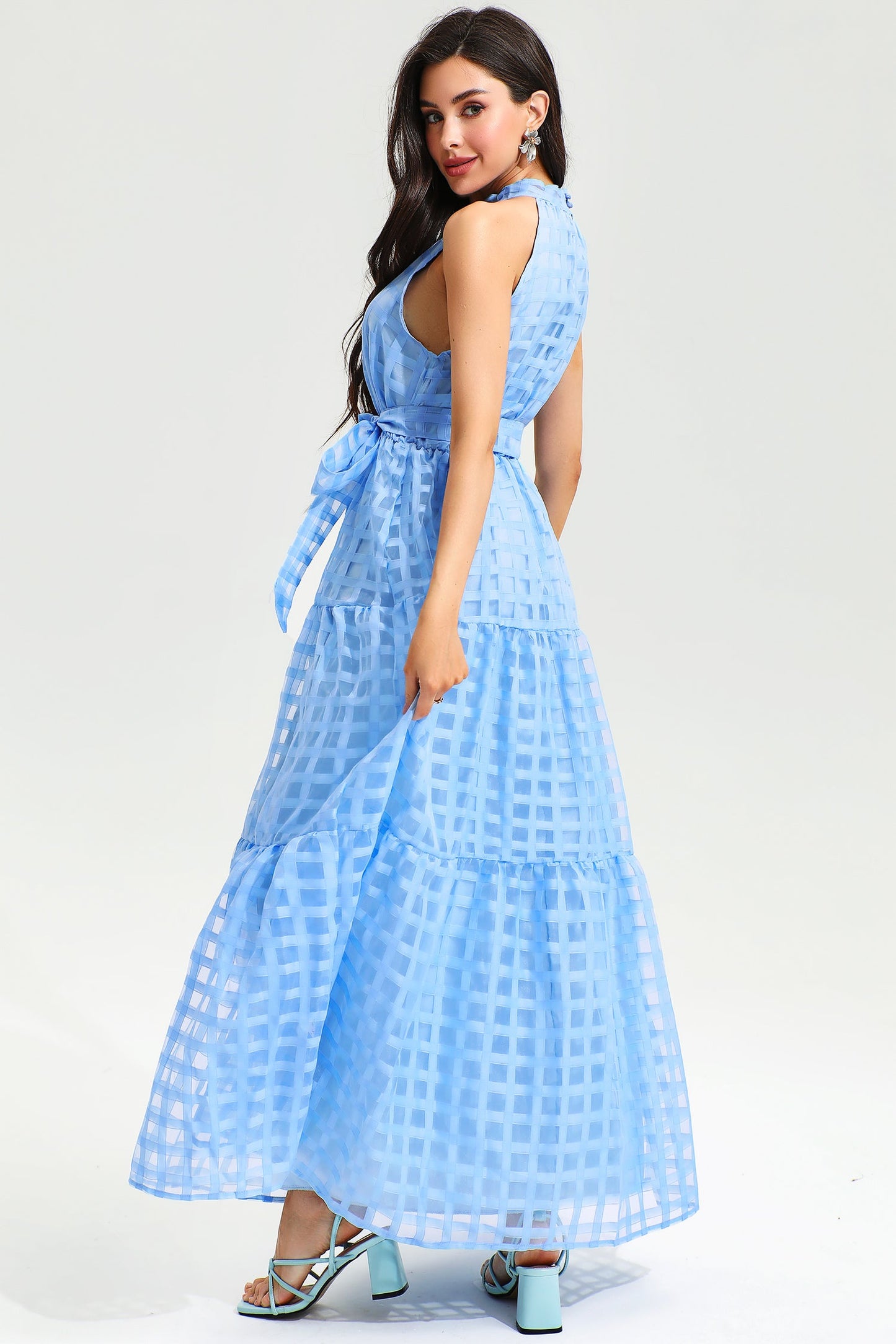 Vestido largo con cuello halter y cordones 