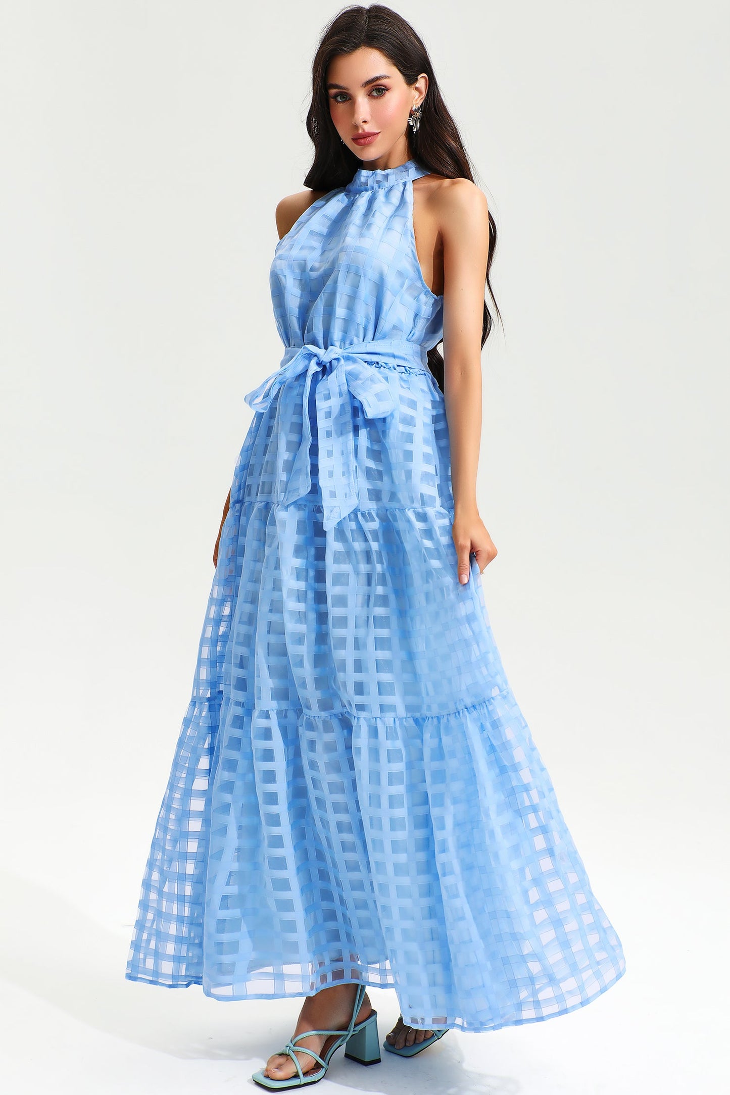 Vestido largo con cuello halter y cordones 