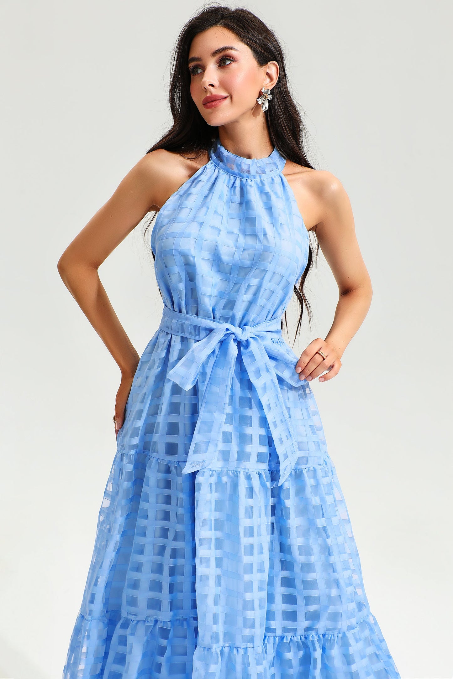 Vestido largo con cuello halter y cordones 