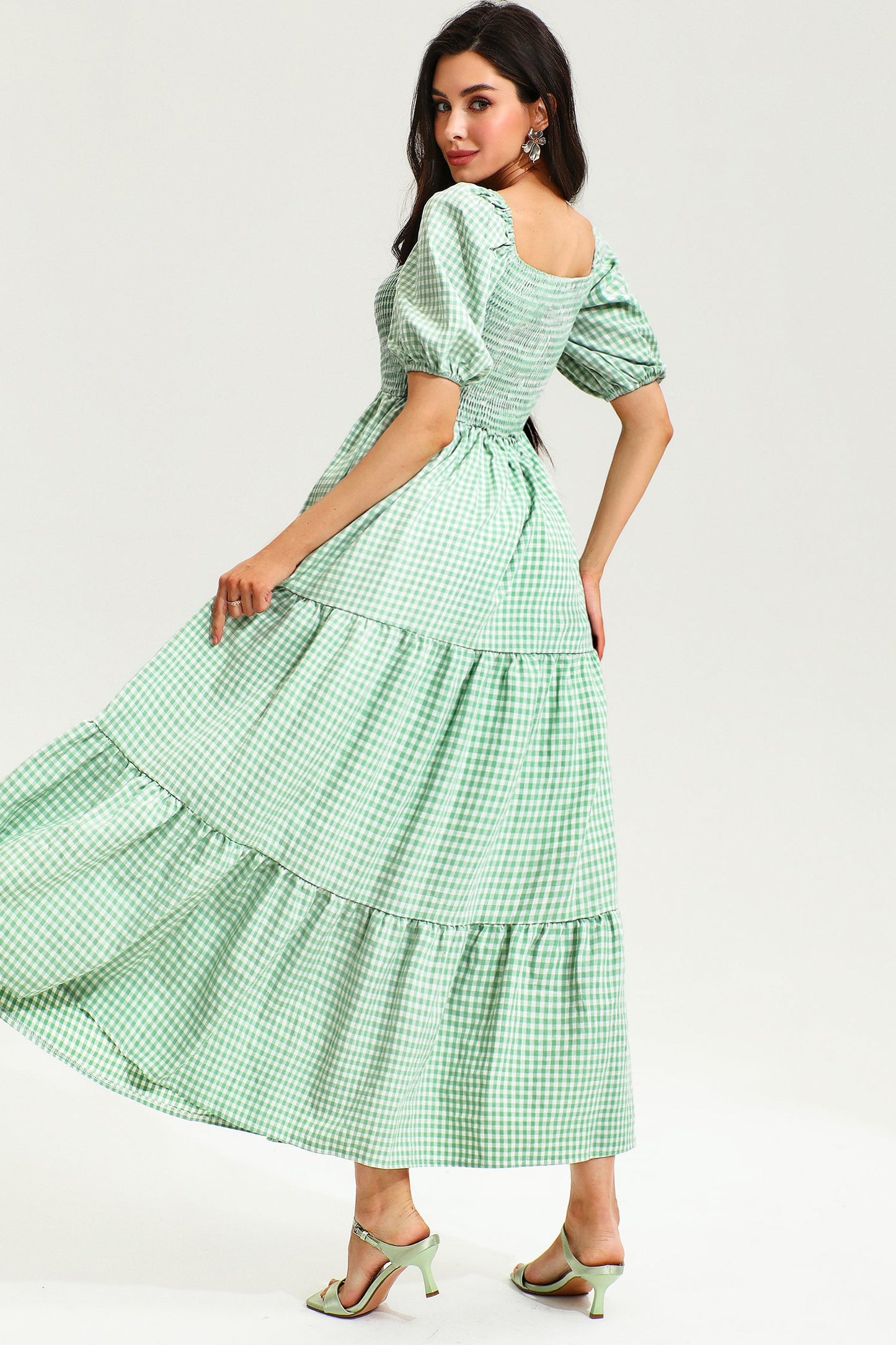 Vestido midi de cuello cuadrado y manga corta con entramado 