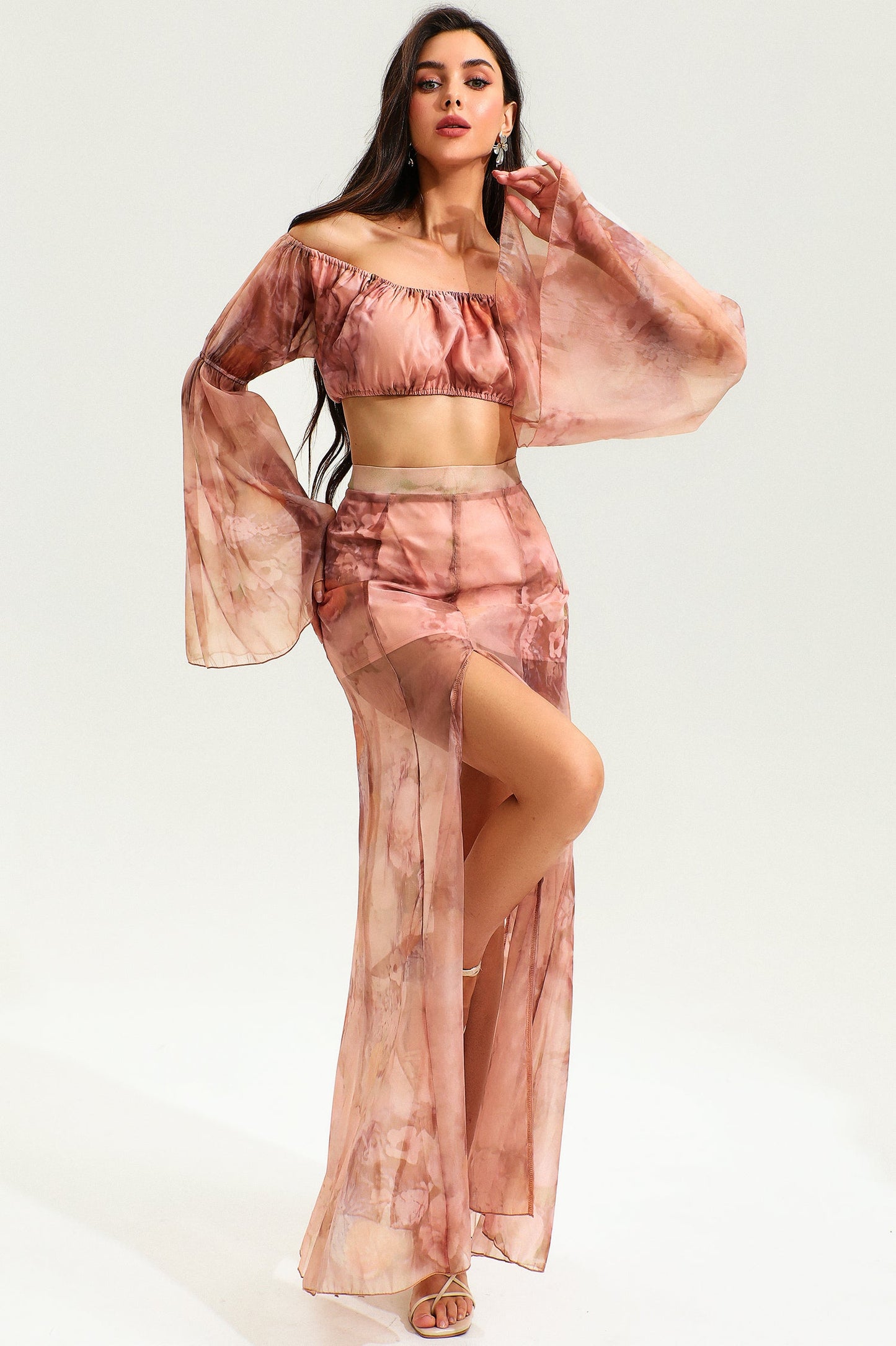 Conjunto de top fruncido con mangas acampanadas y falda larga con abertura floral 