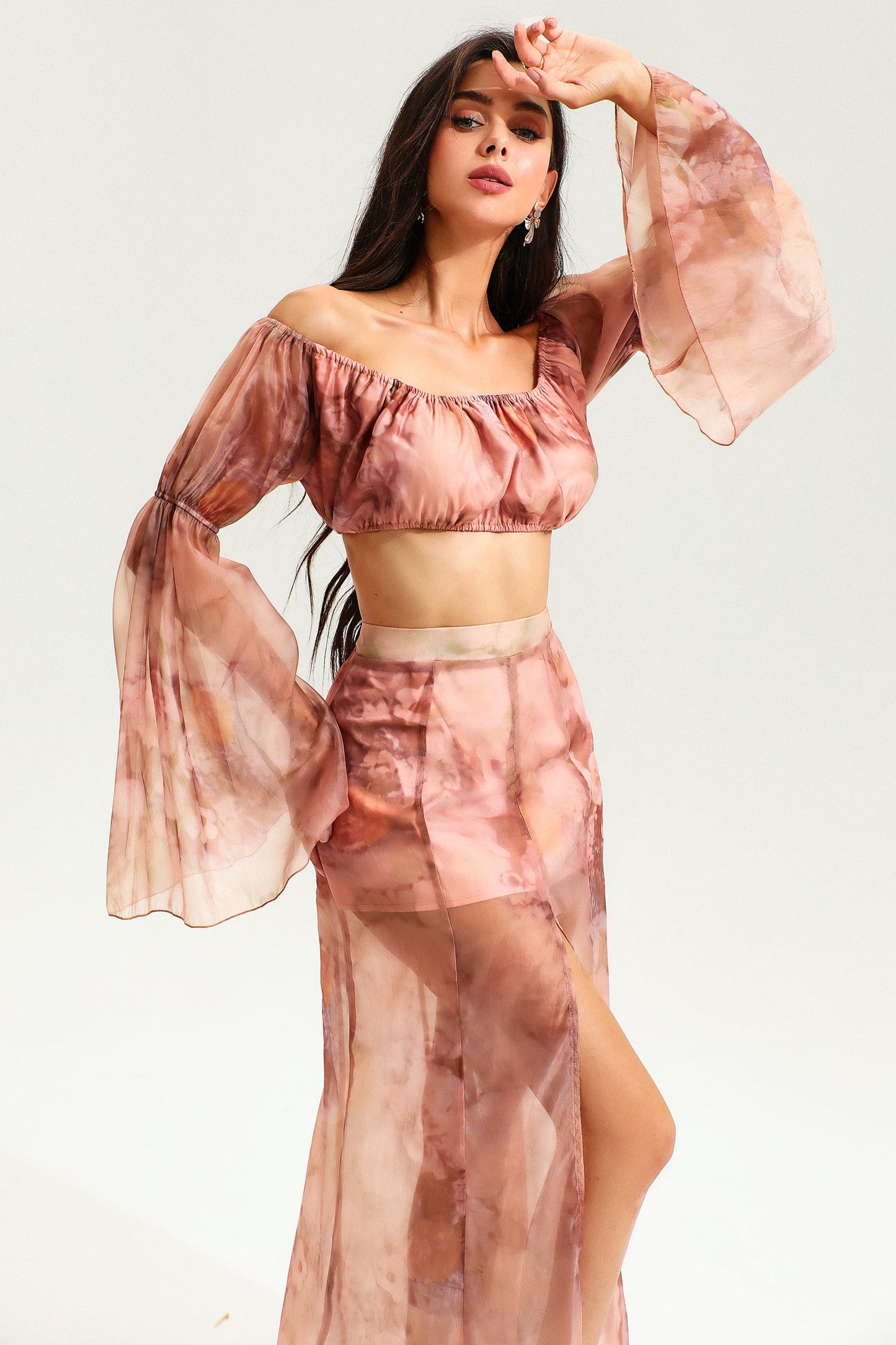 Conjunto de top fruncido con mangas acampanadas y falda larga con abertura floral 