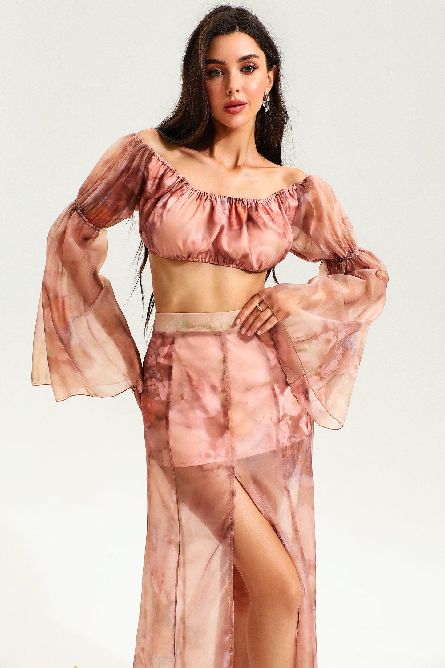 Conjunto de top fruncido con mangas acampanadas y falda larga con abertura floral 