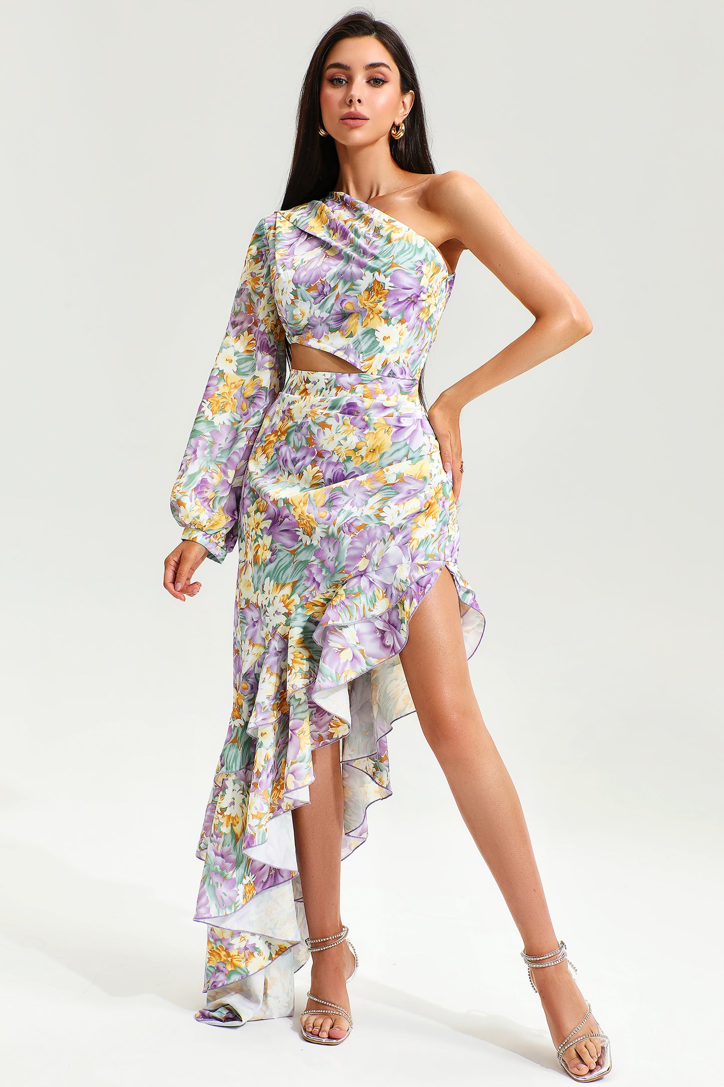 Vestido largo morado con hombros alzados, mangas largas y volantes irregulares 