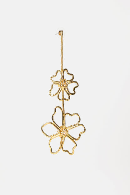 Pendientes largos de metal con diseño floral 