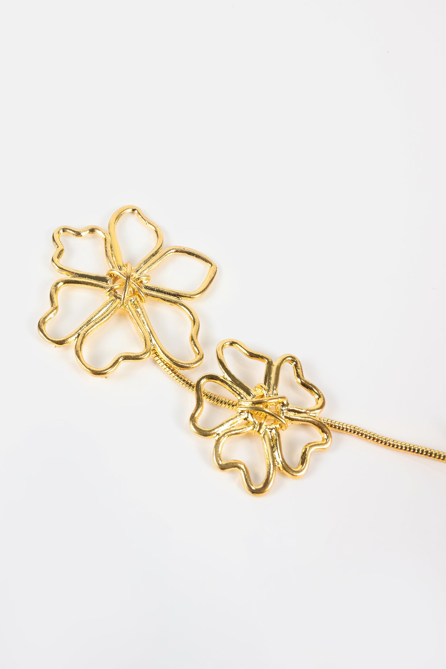 Pendientes largos de metal con diseño floral 