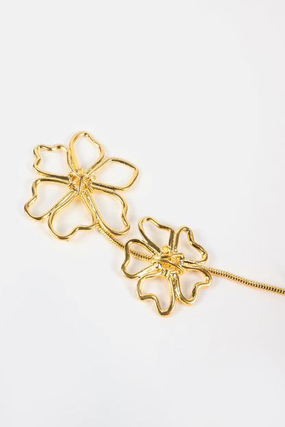 Pendientes largos de metal con diseño floral 