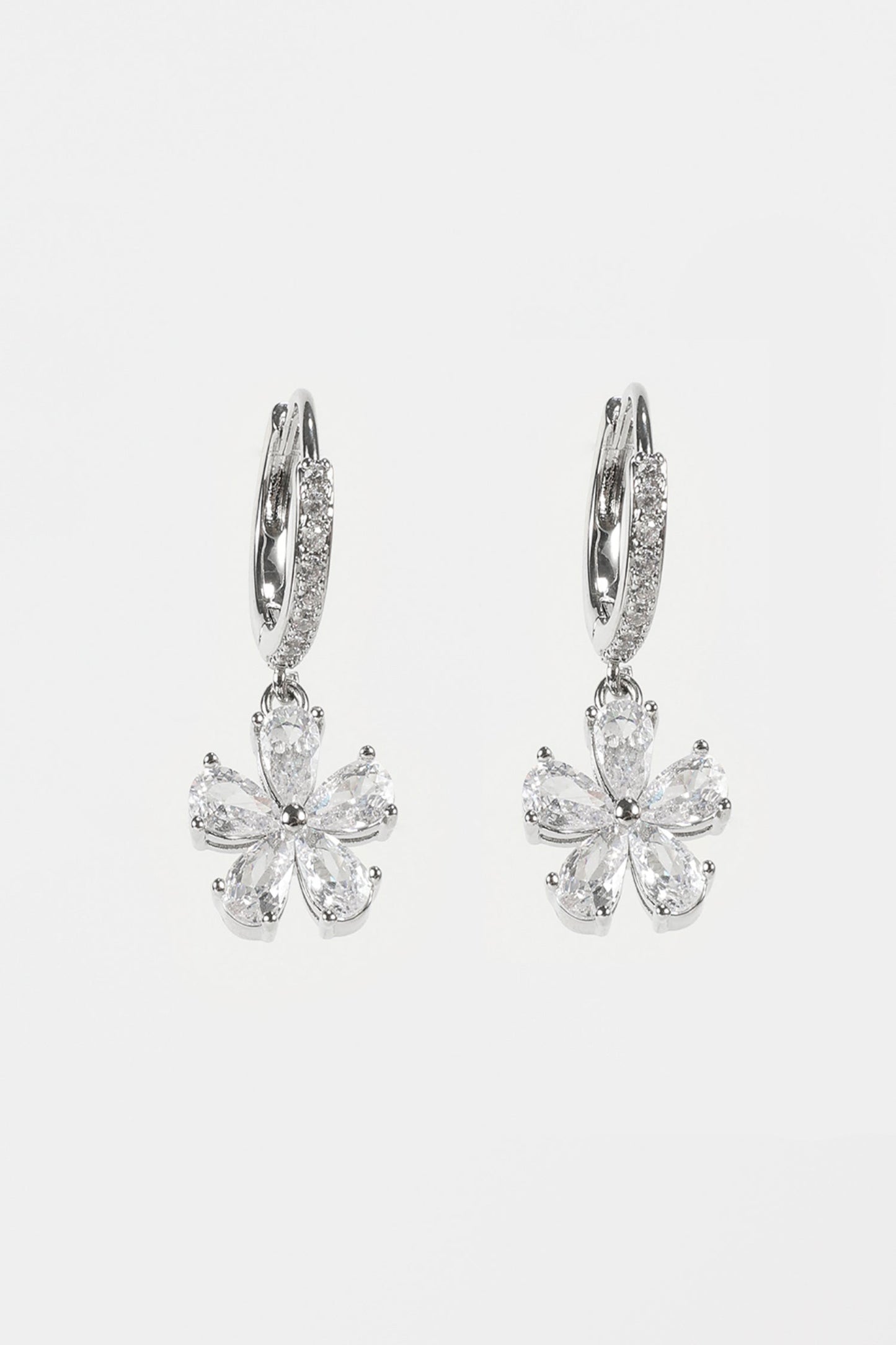 Pendientes florales con diamantes falsos 