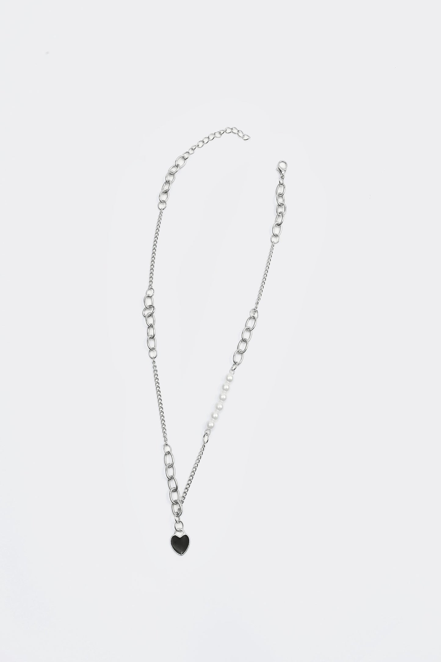 Collar con patrón de corazón de perlas sintéticas 