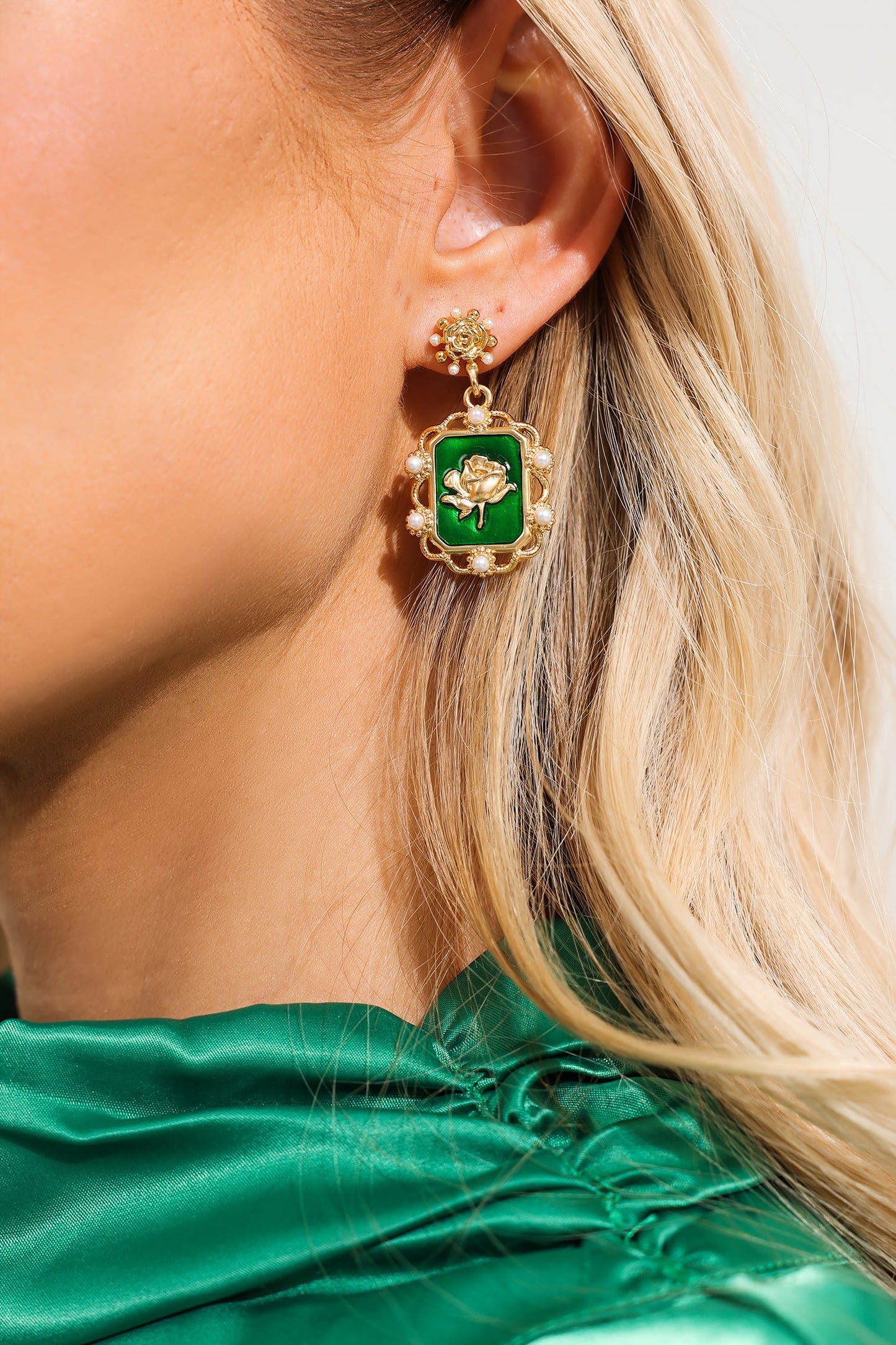 Pendientes florales de metal con perlas de imitación 