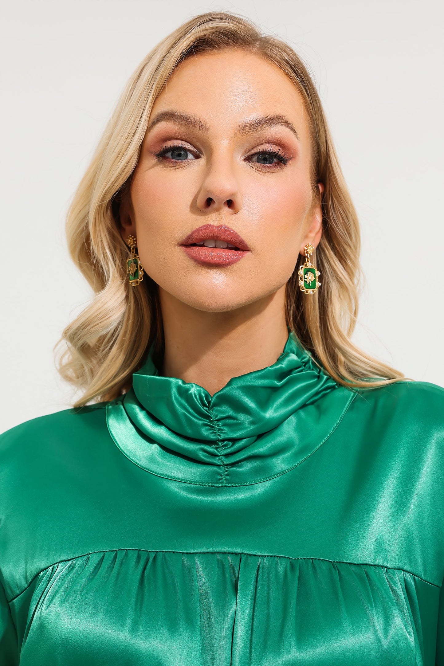 Pendientes florales de metal con perlas de imitación 