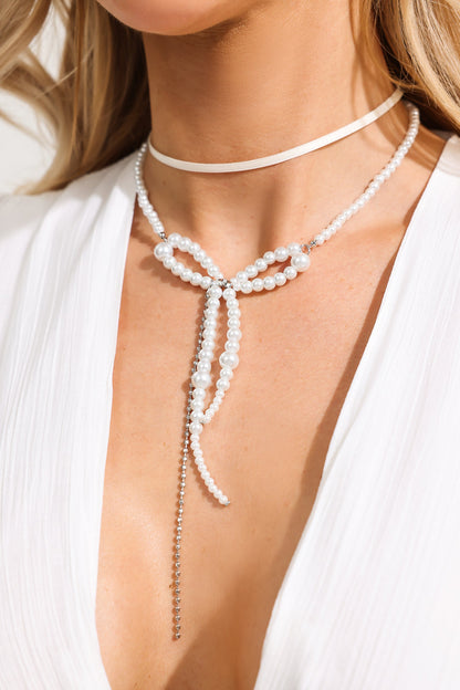 Collar de doble capa con lazo de perlas sintéticas y cuerda de cuero 