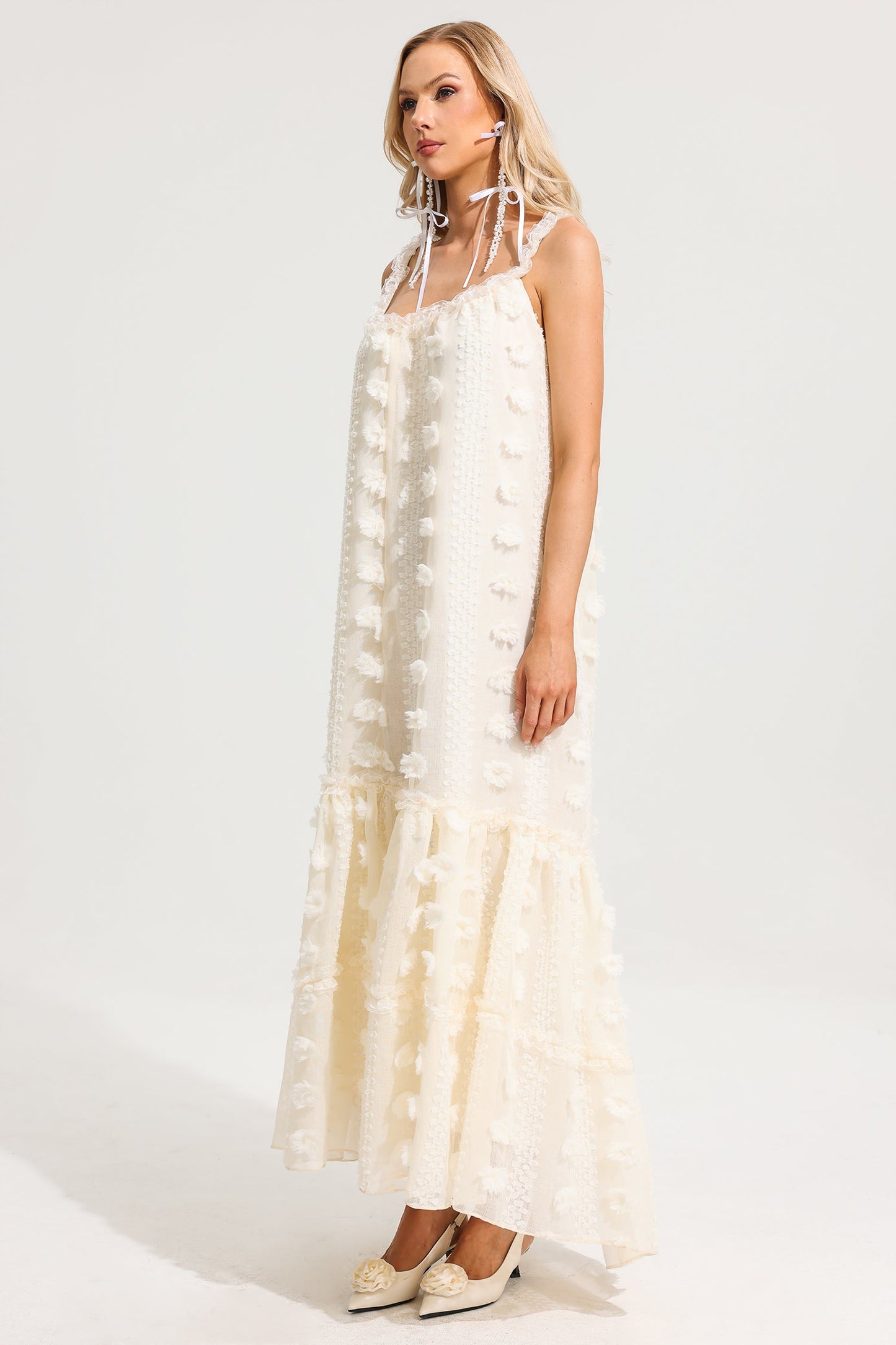 Vestido largo con cuello halter y flores en 3D con volantes 