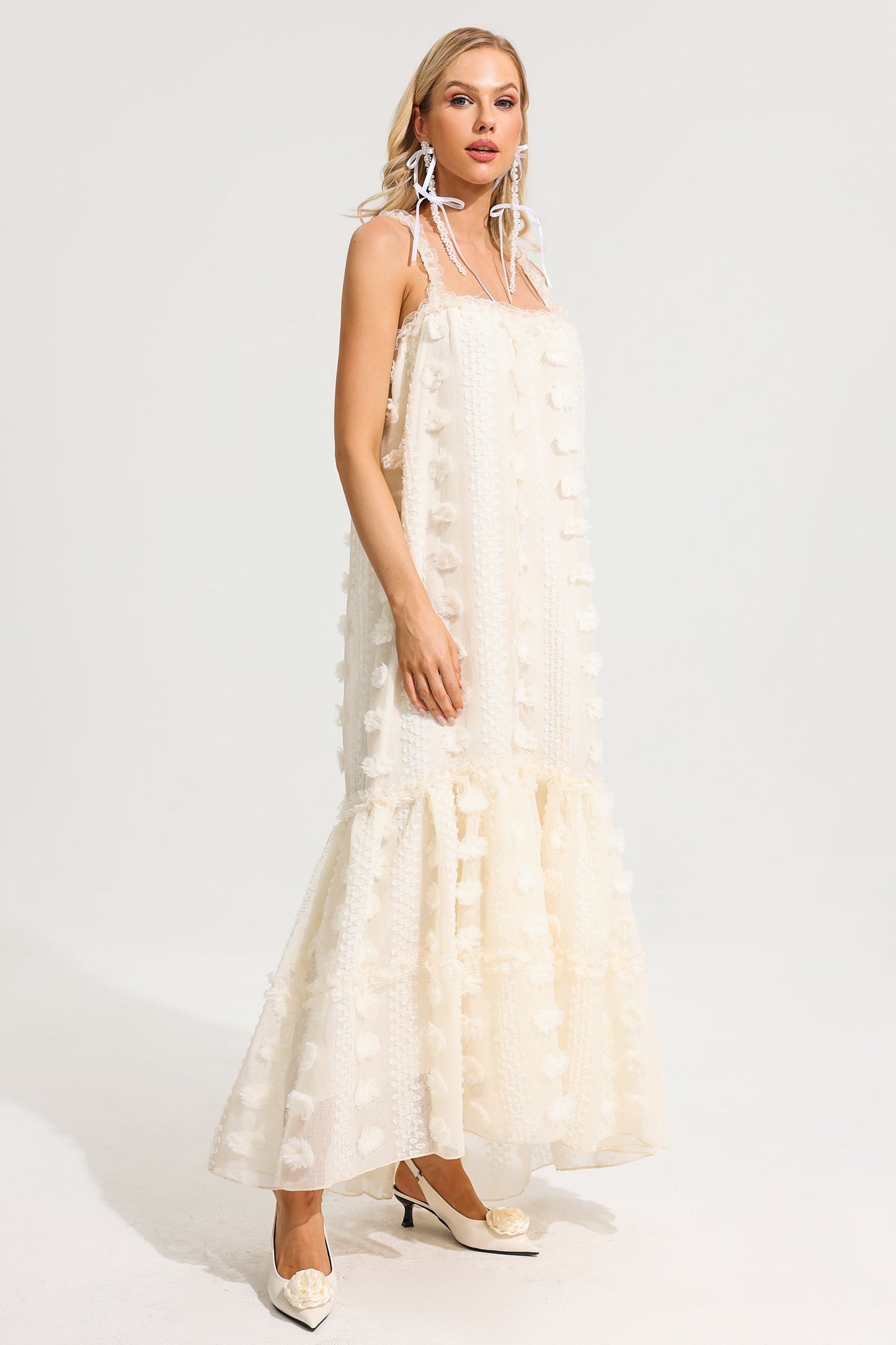 Vestido largo con cuello halter y flores en 3D con volantes 