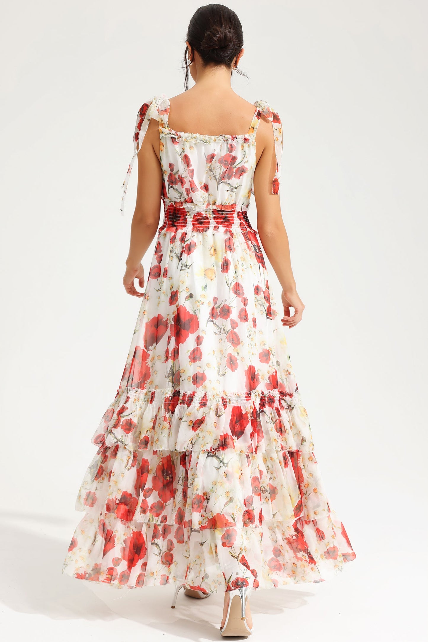 Vestido midi elástico fruncido con cuello cuadrado y tirantes finos con estampado floral 