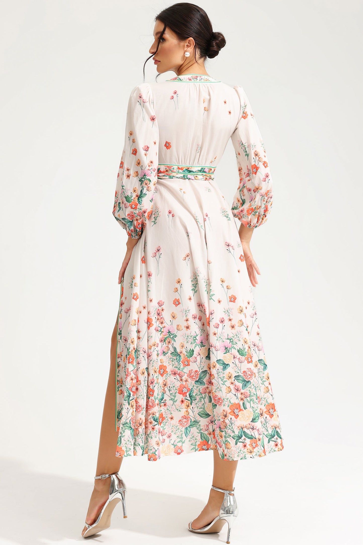 Vestido midi floral de manga larga con cuello en V y cordones 