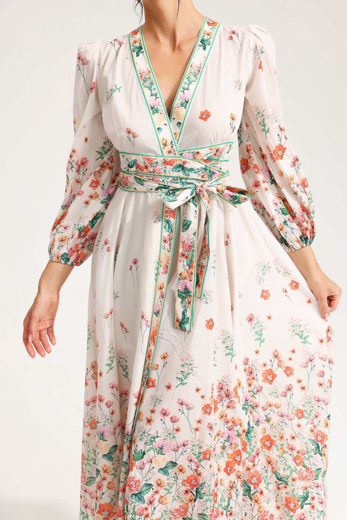 Vestido midi floral de manga larga con cuello en V y cordones 