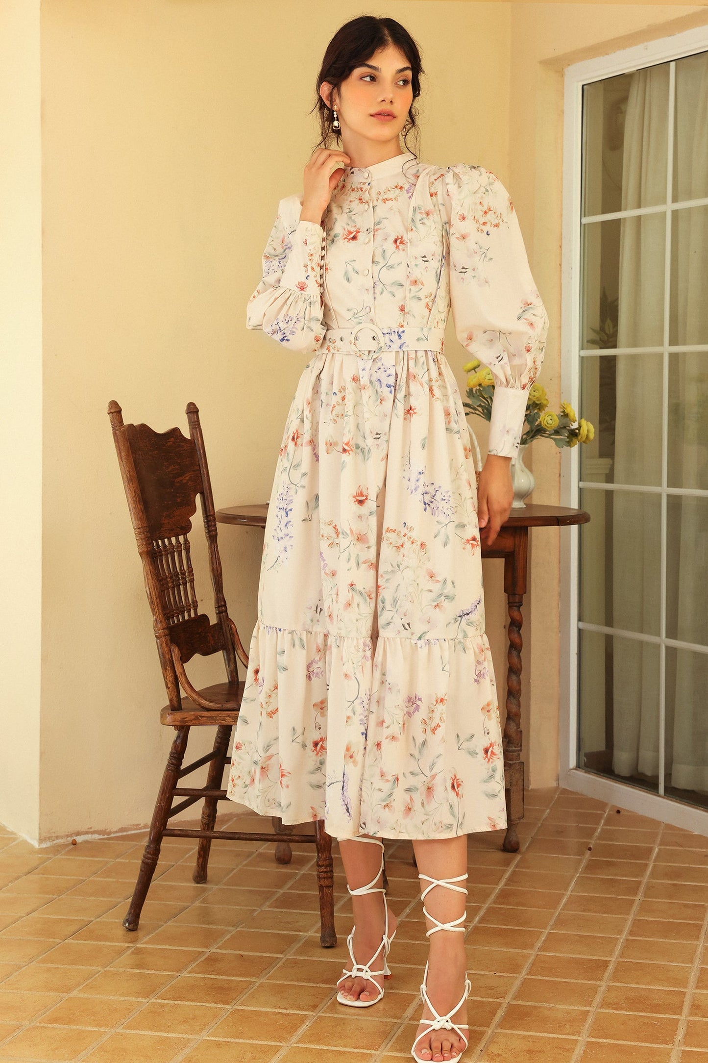 Vestido midi floral de manga larga con cuello redondo y cinturón 