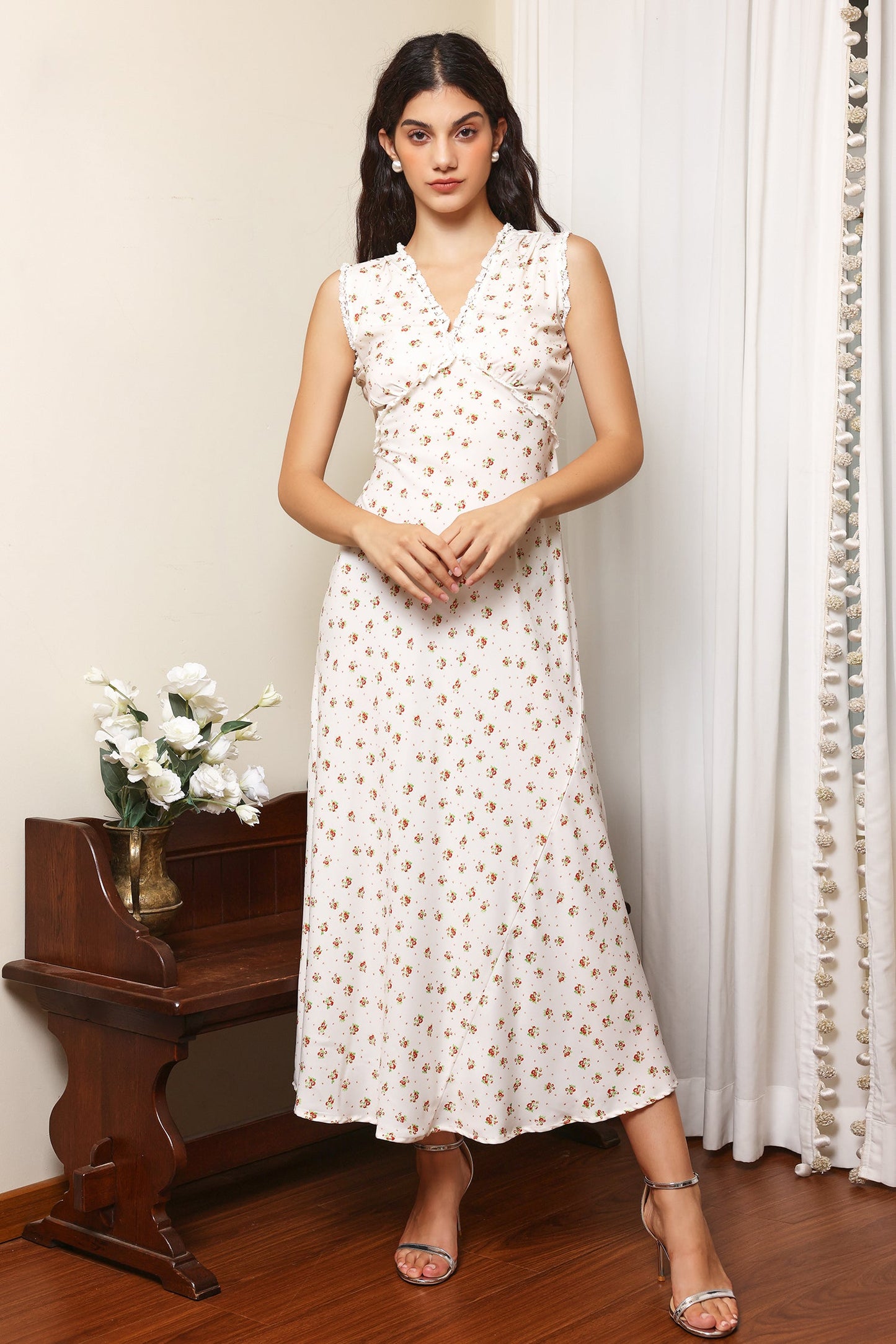 Vestido midi floral sin mangas con cuello en V 