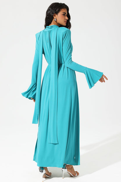 Vestido midi azul con abertura y cuello alto y mangas farol con flores 