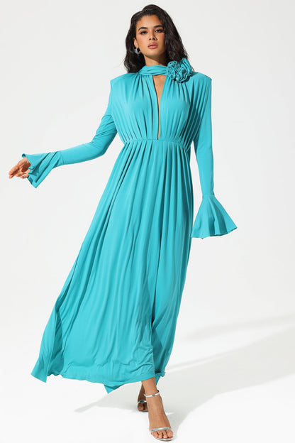 Vestido midi azul con abertura y cuello alto y mangas farol con flores 