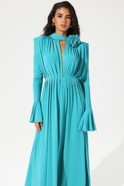 Vestido midi azul con abertura y cuello alto y mangas farol con flores 