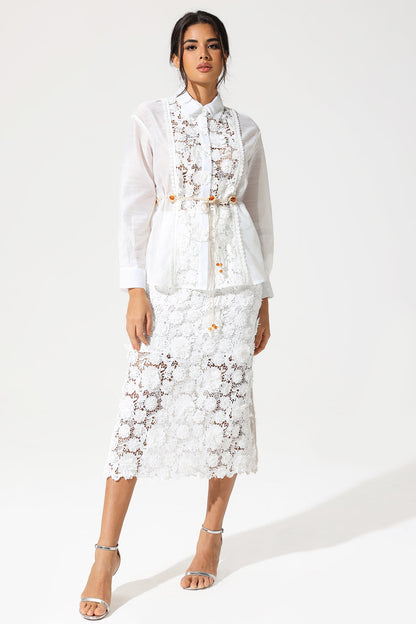 Traje de vestir blanco con abertura y encaje de manga larga 