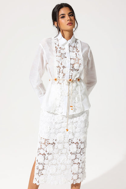 Traje de vestir blanco con abertura y encaje de manga larga 