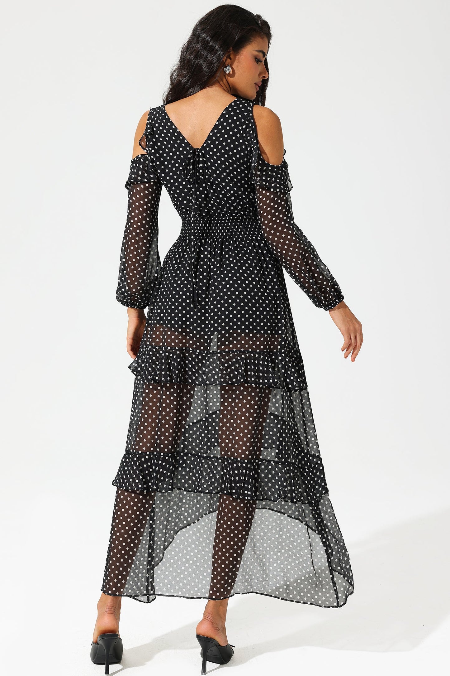 Vestido largo con hombros descubiertos, escote en V y volantes 