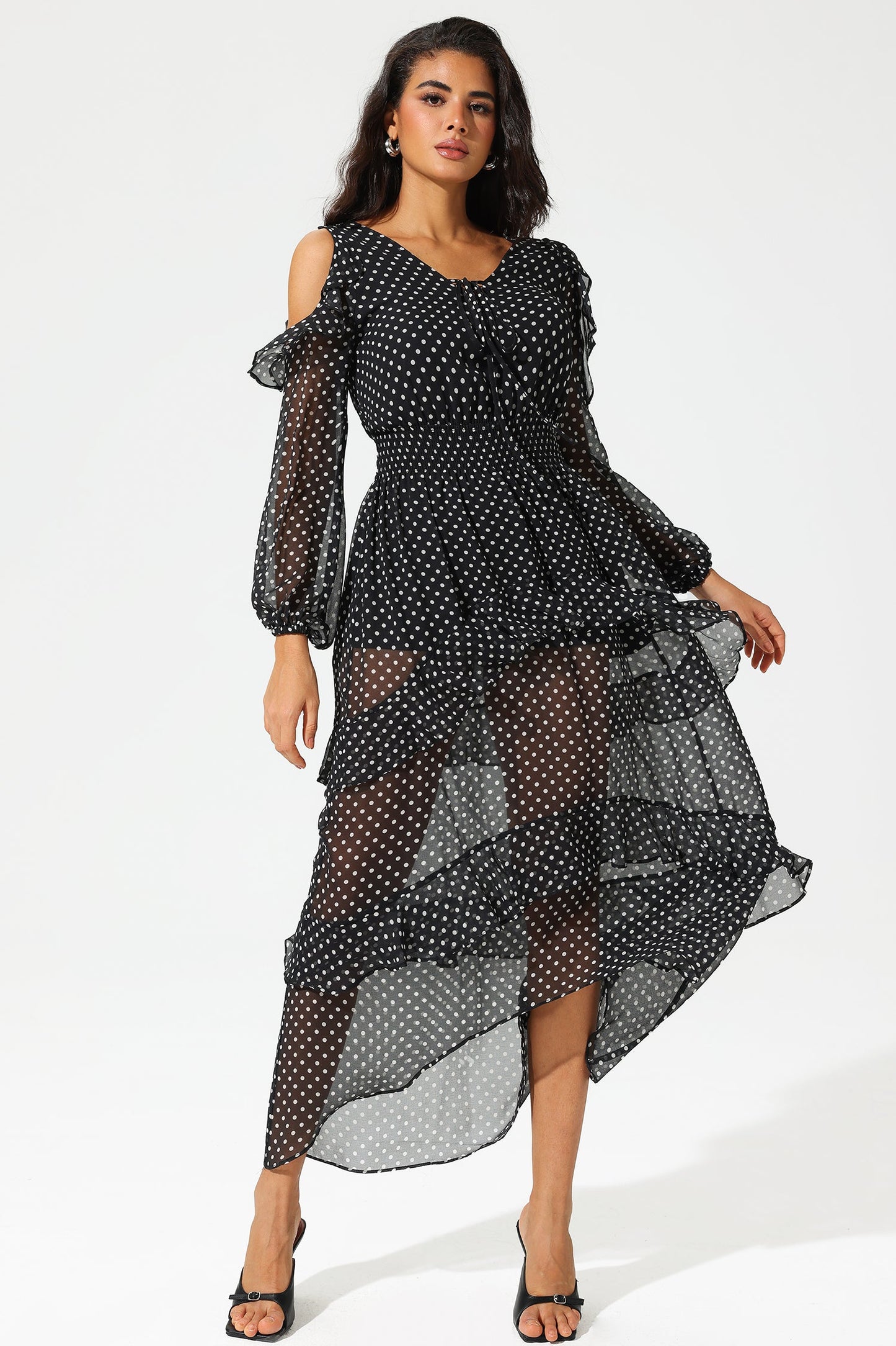 Vestido largo con hombros descubiertos, escote en V y volantes 