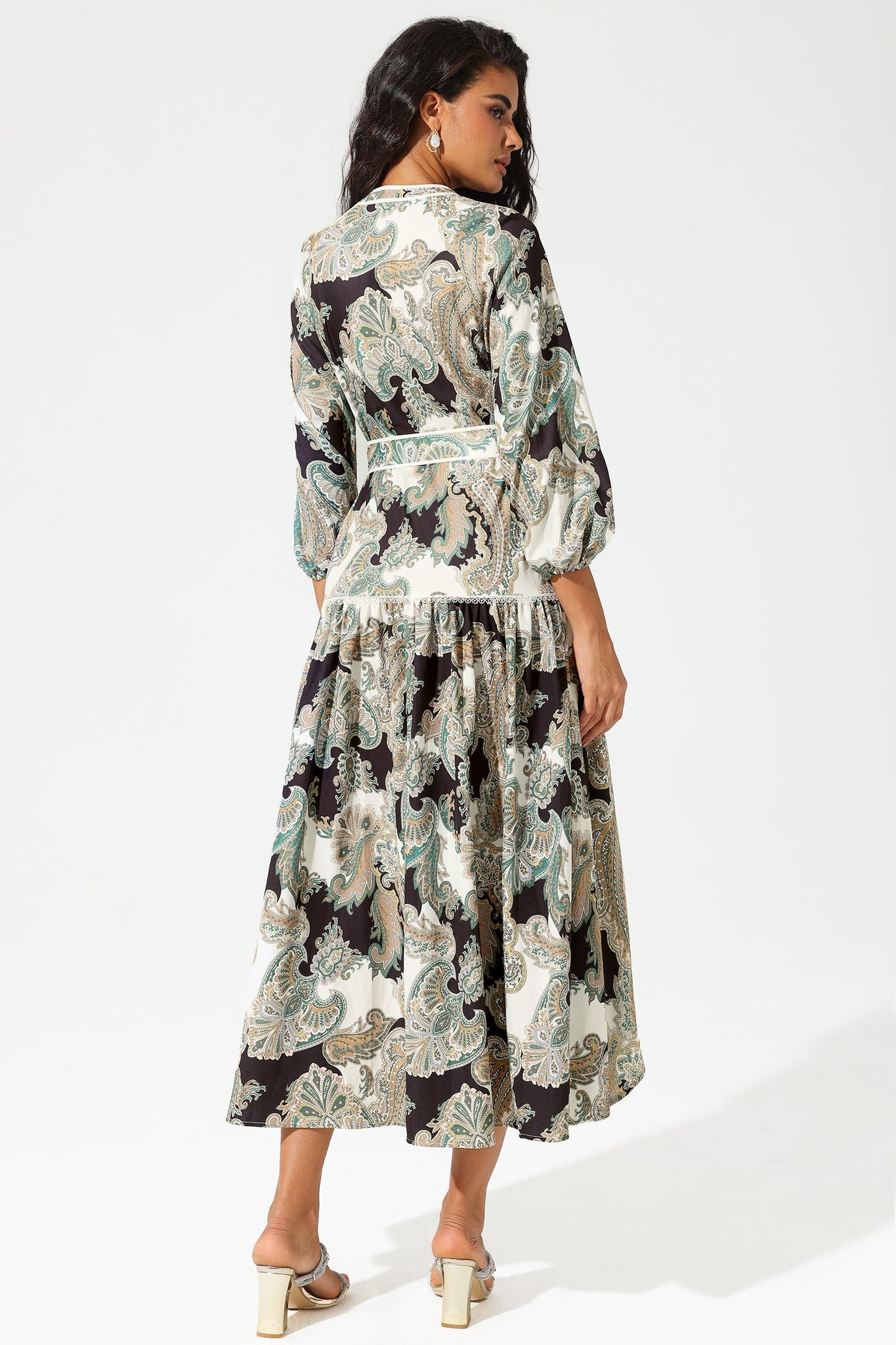 Vestido midi con cinturón, escote en V, mangas farol y estampado paisley 