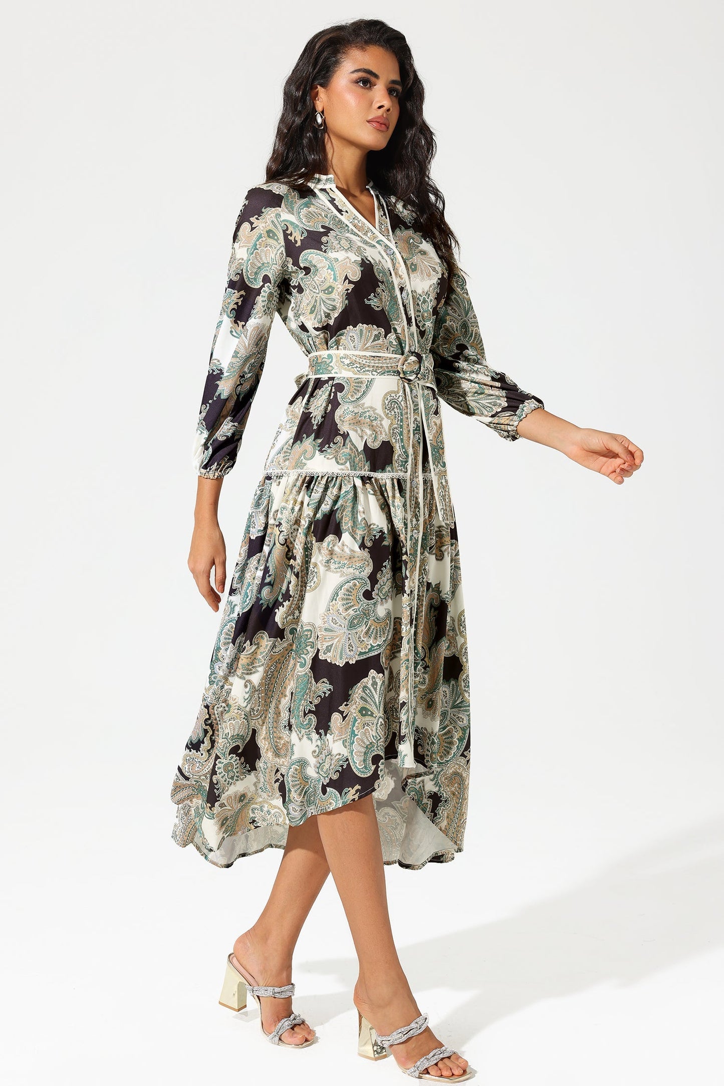 Vestido midi con cinturón, escote en V, mangas farol y estampado paisley 