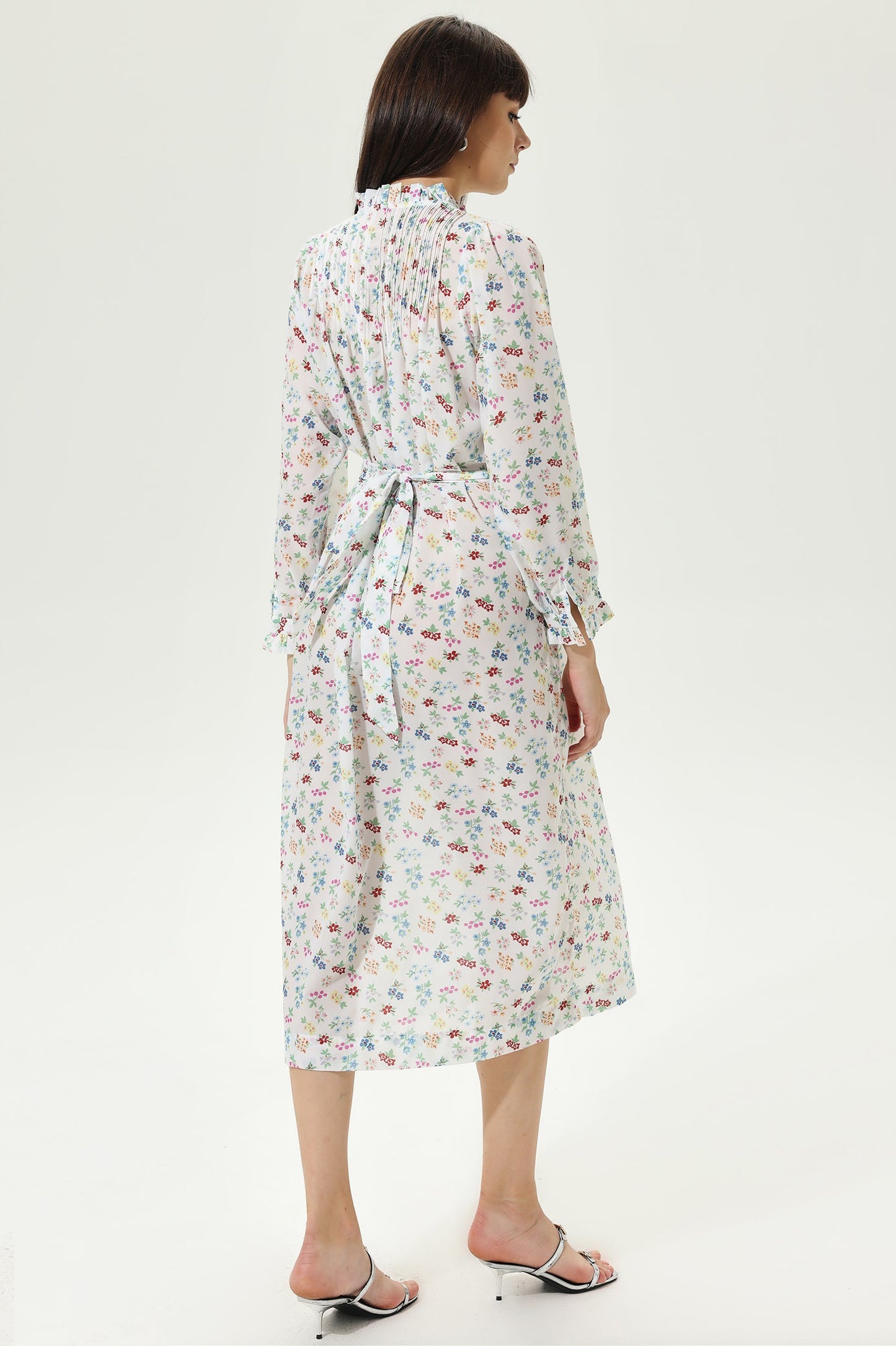 Vestido midi con encaje y manga larga con estampado floral 