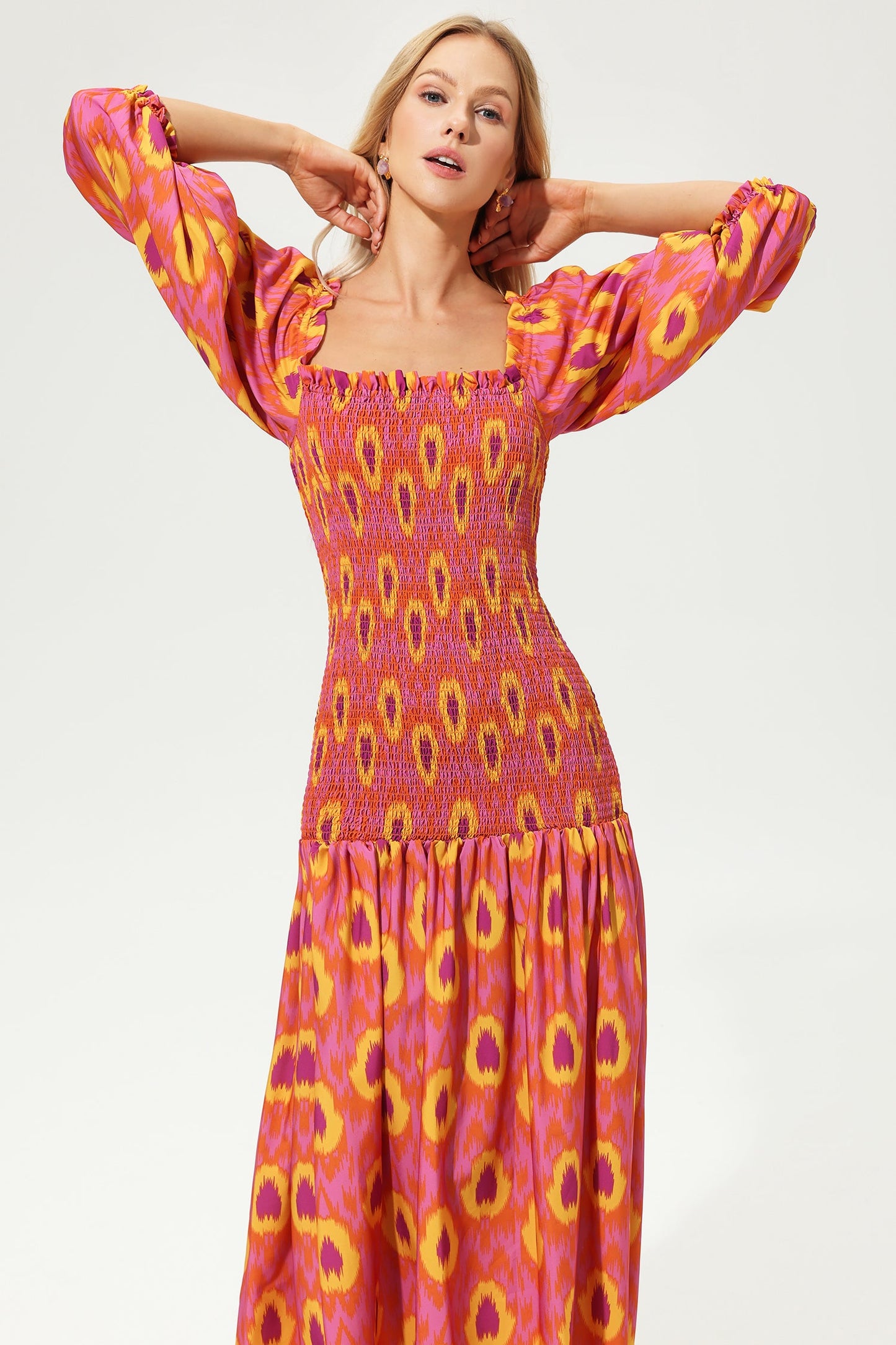 Vestido midi elástico fruncido con hombros descubiertos y mangas farol 