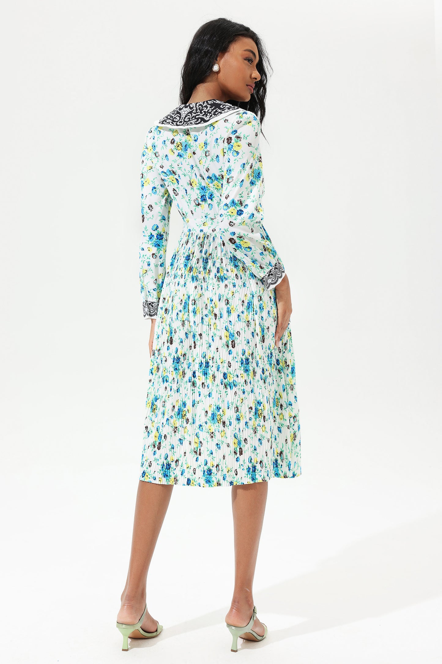 Vestido midi de encaje con cuello de muñeca y mangas de farol con flores 