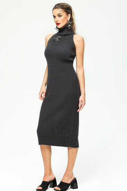 Vestido midi de cuello alto sin mangas 