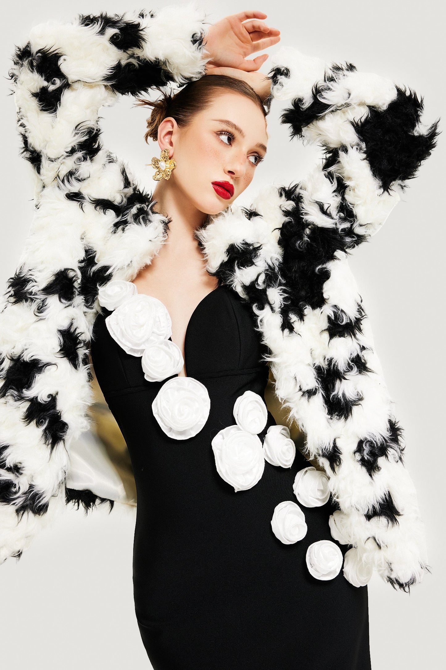 Abrigo con estampado de vaca y piel sintética de oveja 