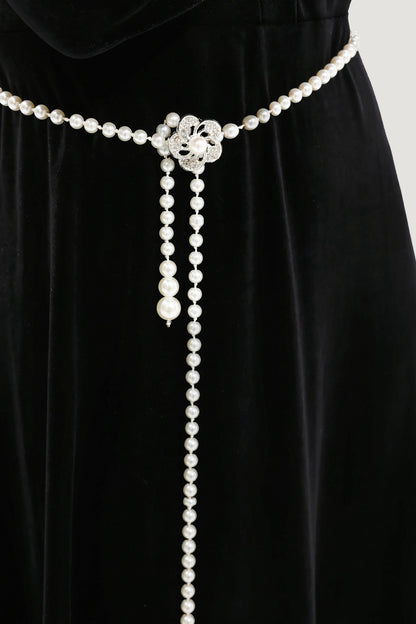 Cadena de cintura de metal con perlas y diseño floral en plata 