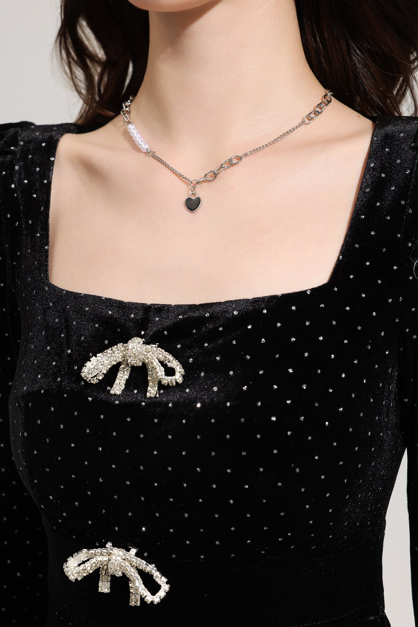 Collar con patrón de corazón de perlas sintéticas 