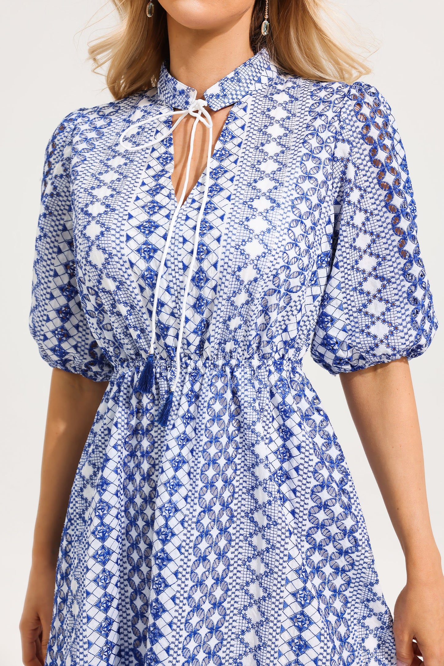 Minivestido con cuello en V y mangas abullonadas bordadas 