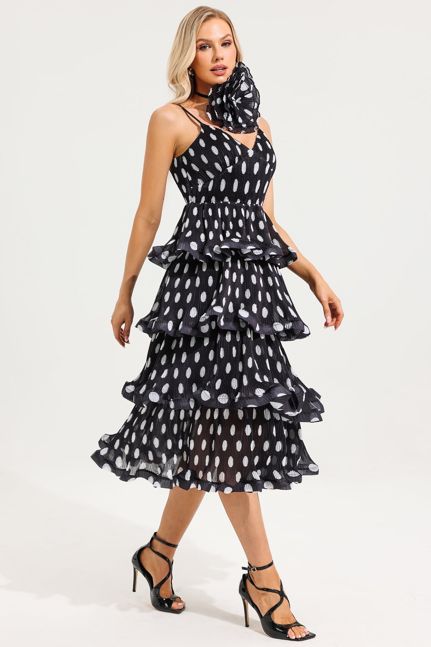 Vestido midi de lunares con volantes y gargantilla de flores 3D 